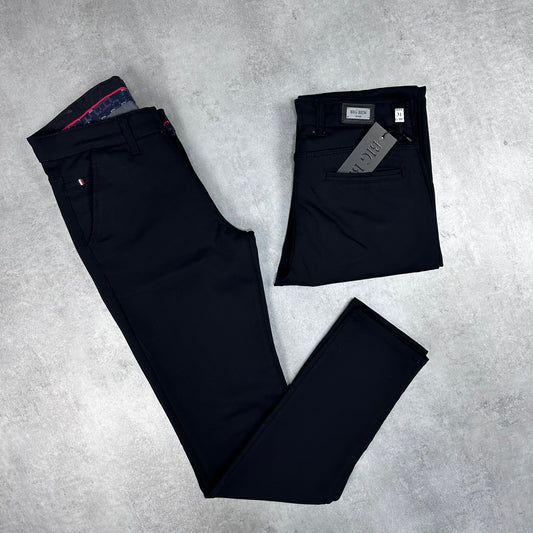 Crne šire elegantne regular fit - BB180