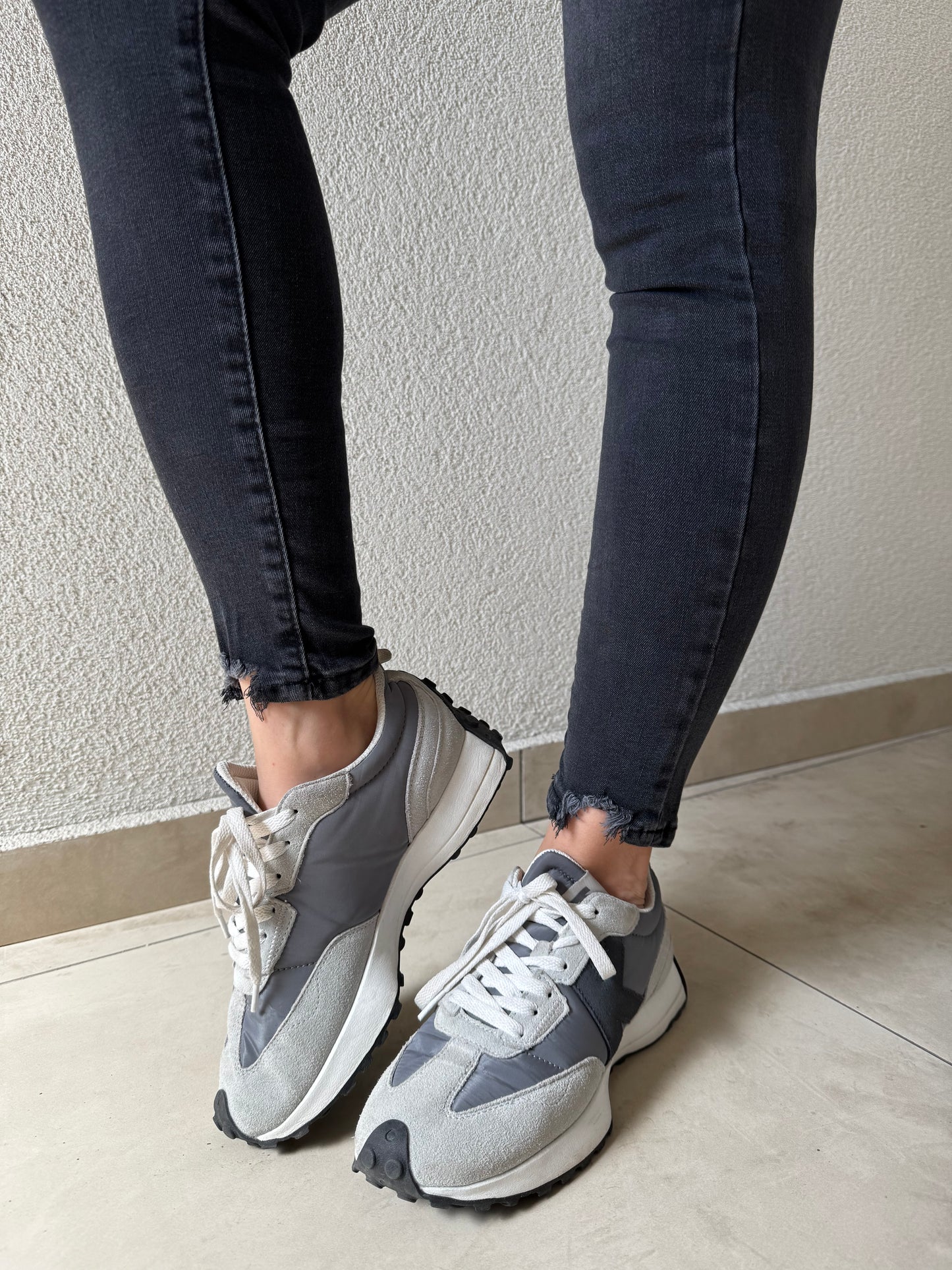 Crne ženske slim-fit - C235