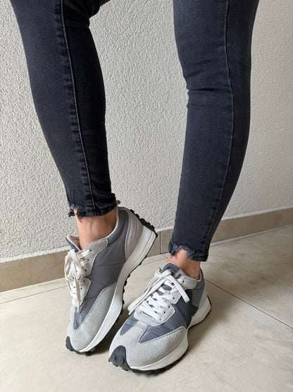 Crne ženske slim-fit - C235