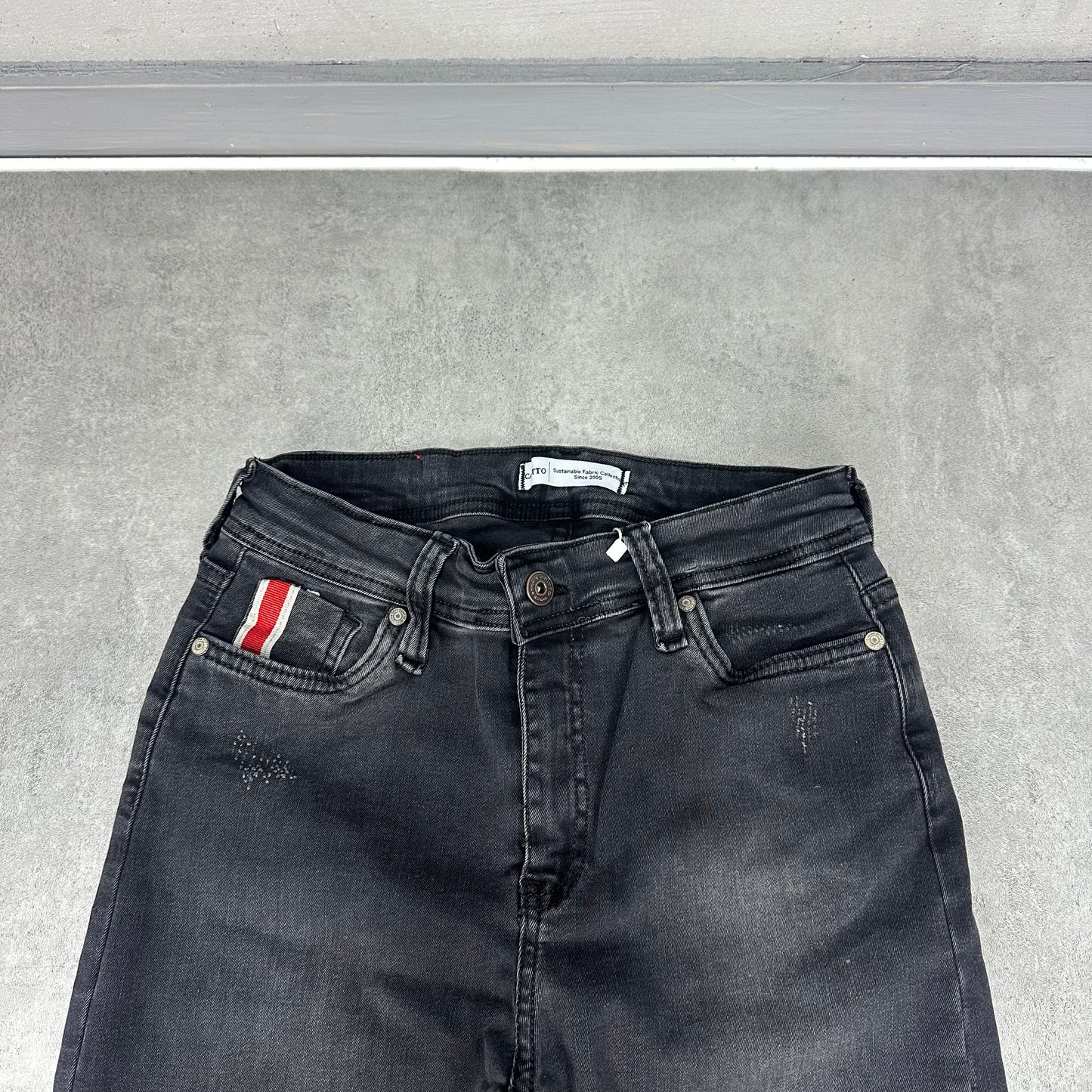 Crne ženske slim-fit - C235
