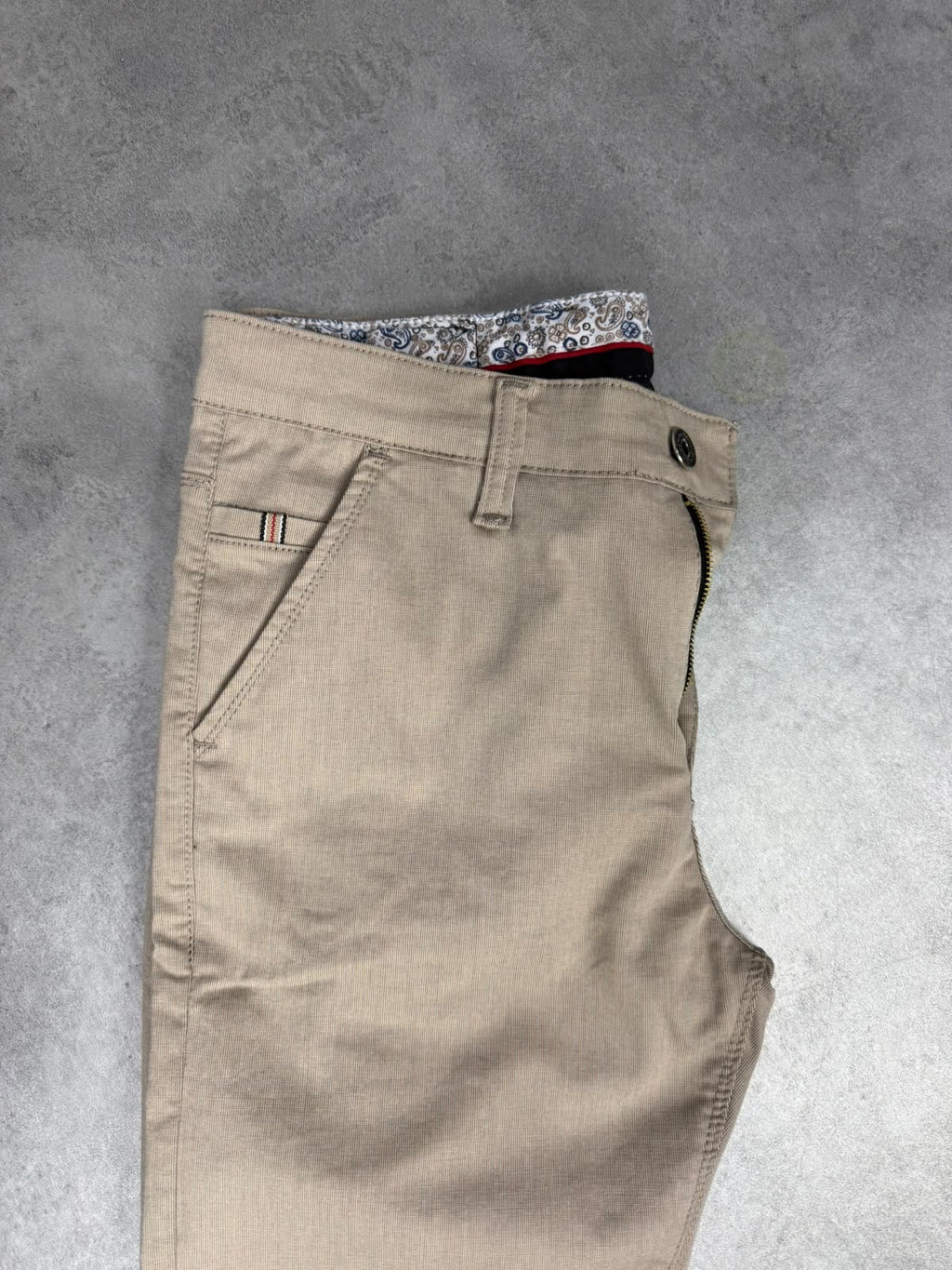 Muska elegantna pantalona perfekt fit kroja