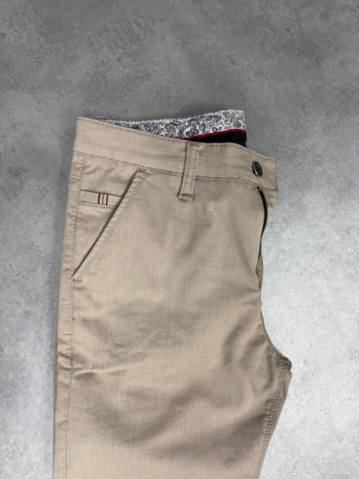 Muska elegantna pantalona perfekt fit kroja