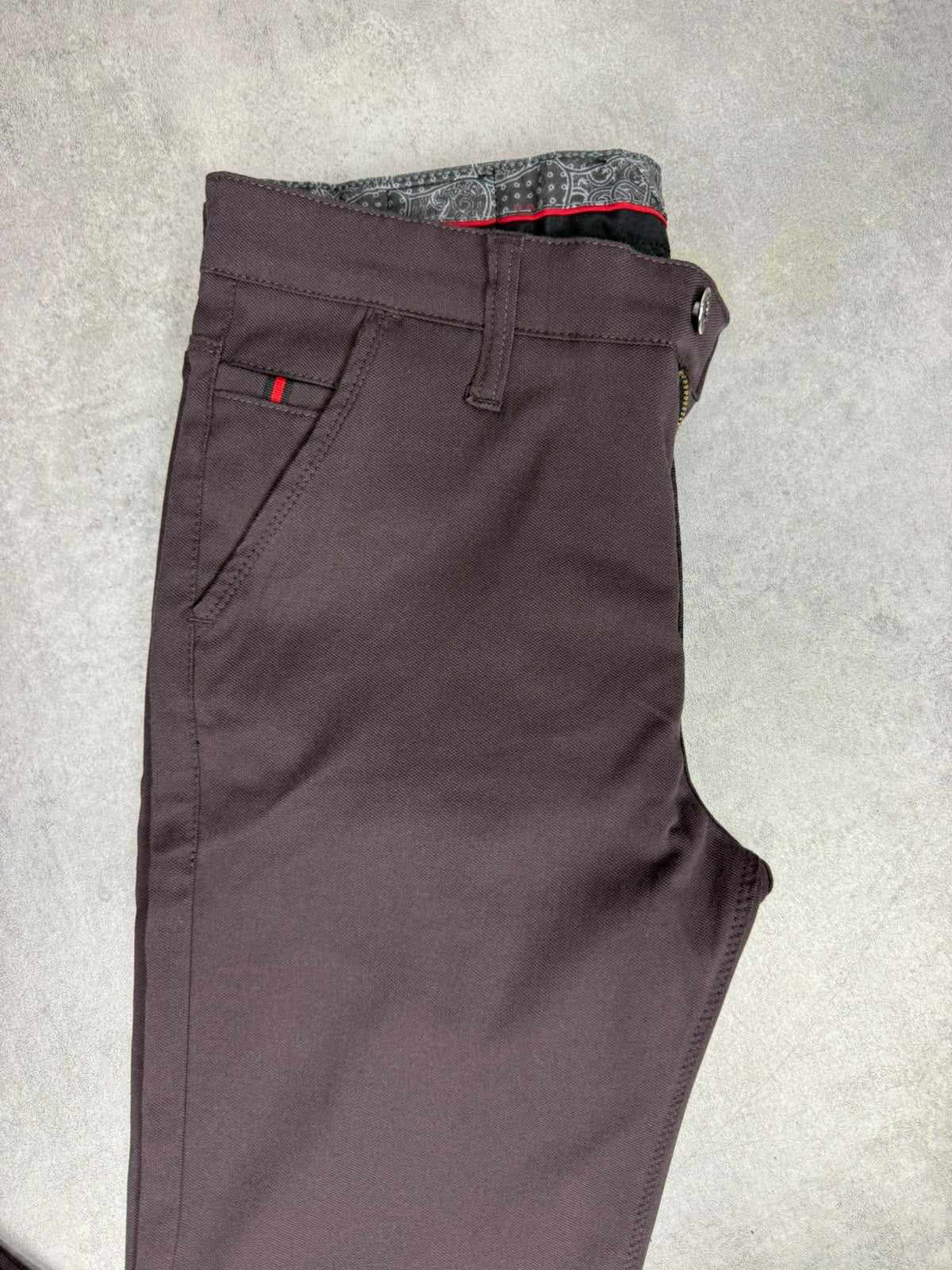 Muska elegantna pantalona perfekt fit kroja